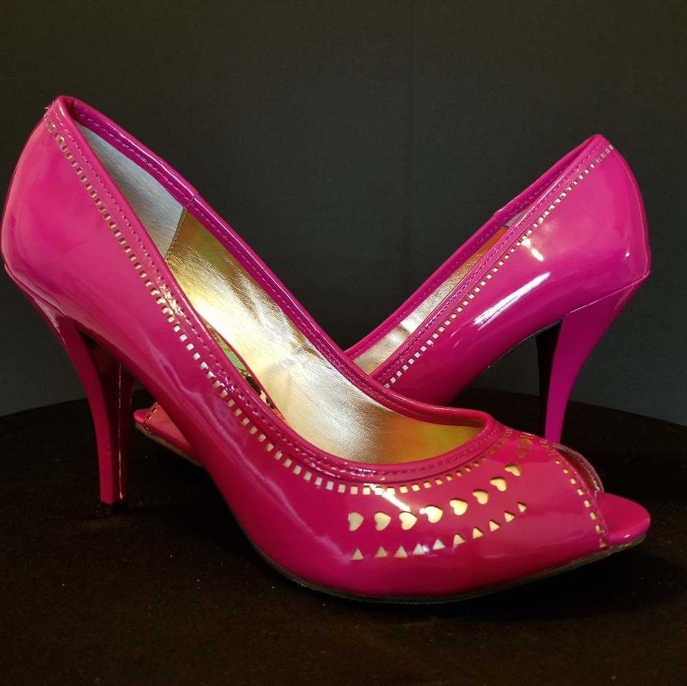 Betseyville Peep-toe Pumps